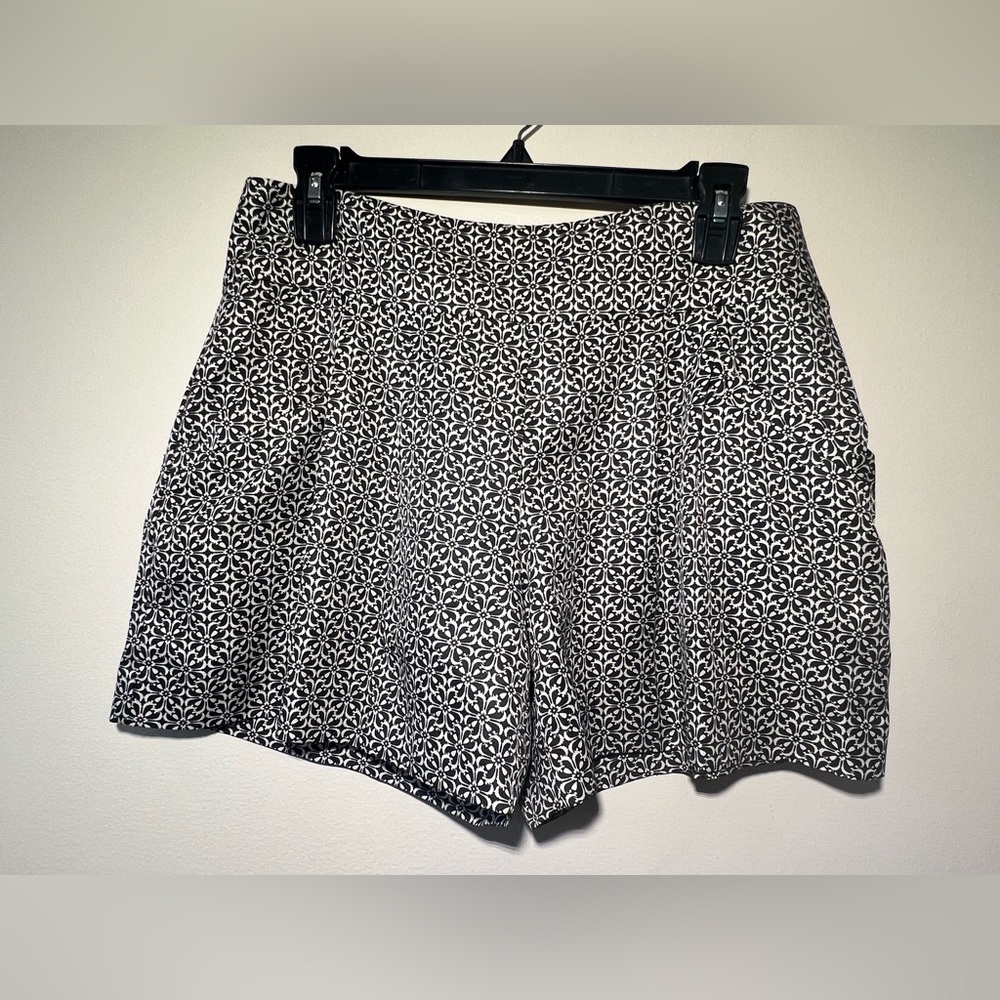 LOFT Black‎ and White Floral Geometric Shorts Women 4 Lightweight Feminine Zip